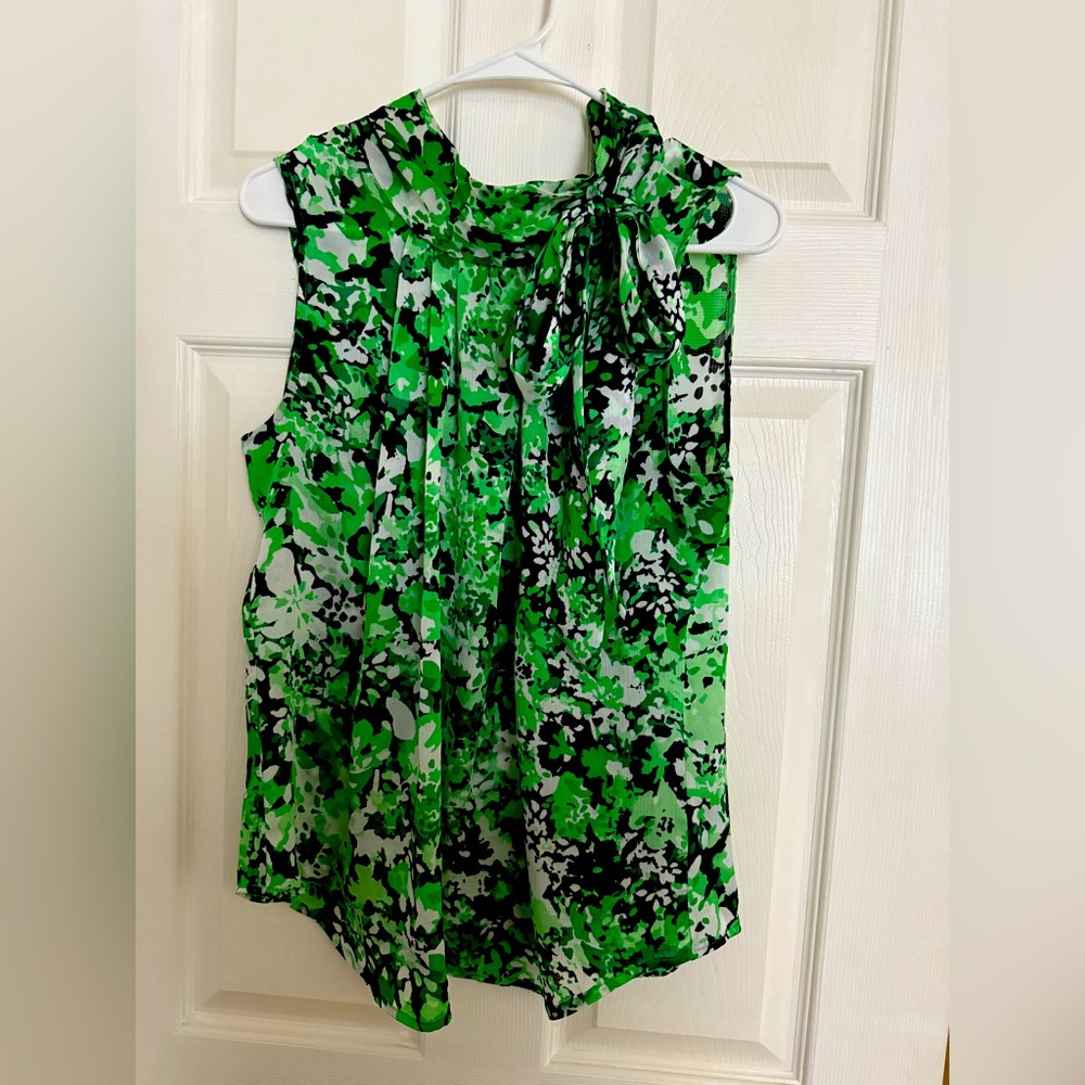 New York & Company Green Floral Sleeveless Top